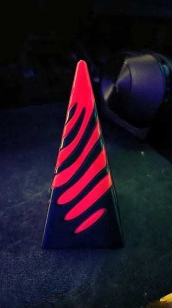 Unmögliche Pyramidendurchgangsskulptur