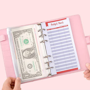 Budgetplaner mit Geldumschlag