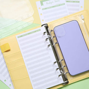 Budgetplaner mit Geldumschlag