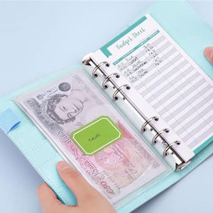 Budgetplaner mit Geldumschlag