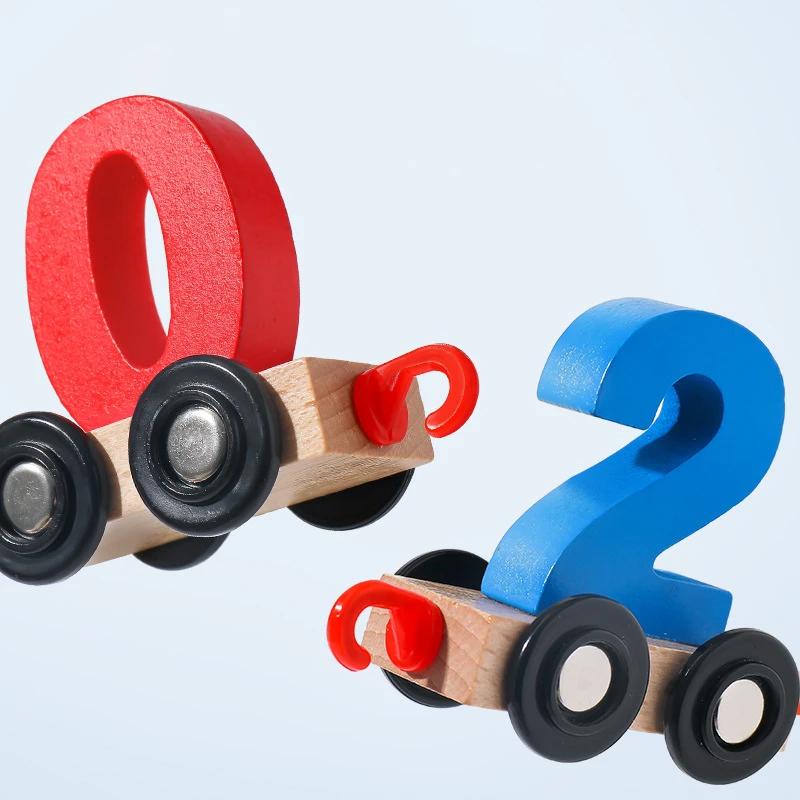 Digitales Zugspielzeug aus Holz