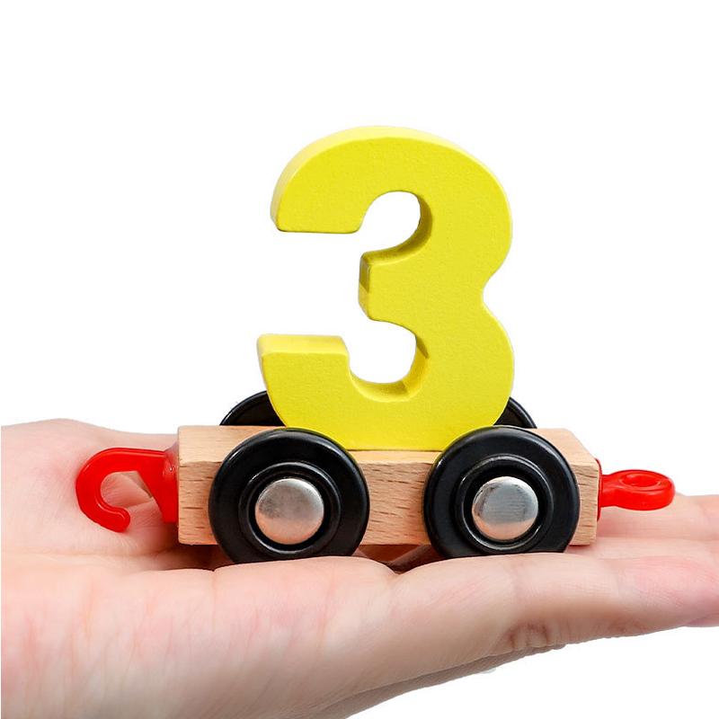 Digitales Zugspielzeug aus Holz