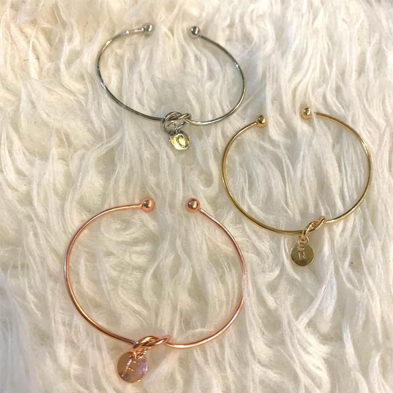 Modisches Briefarmband